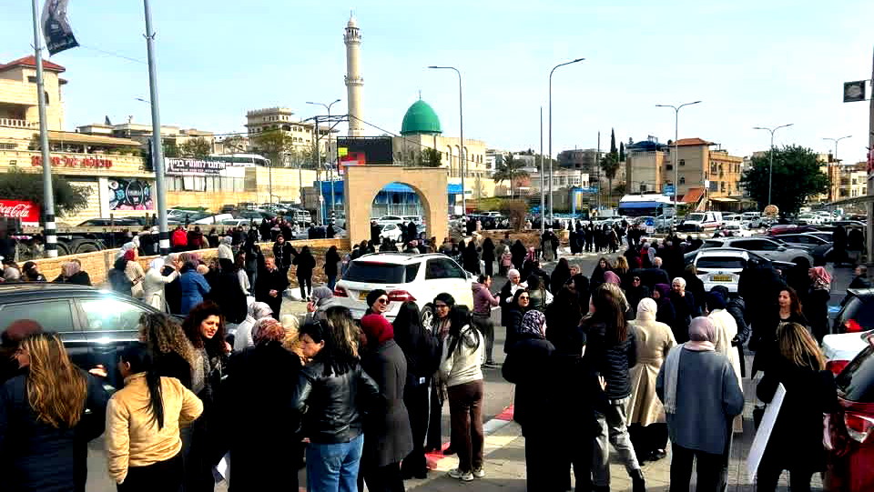 وقفة احتجاجية في مداخل سخنين: نساء وفتيات وأمهات يرفضن العنف ويطالبن بالعيش بسلام وأمان