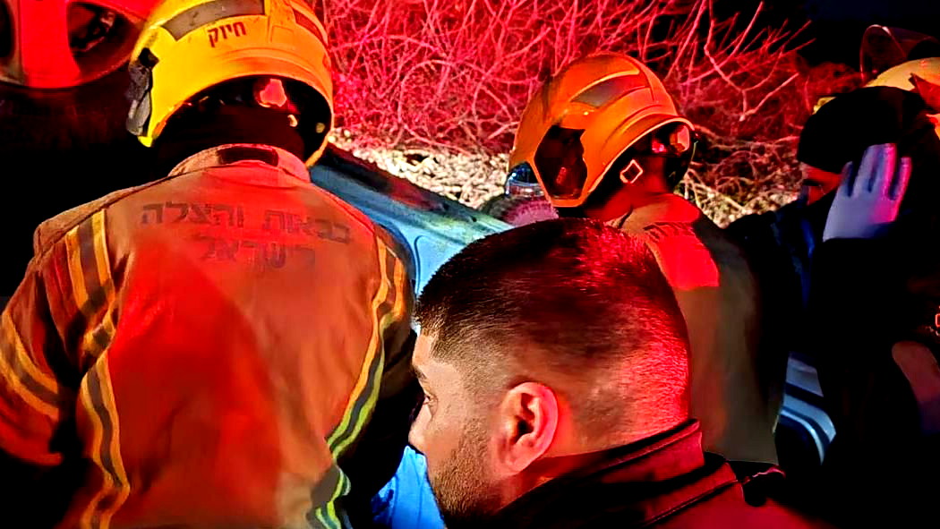 شارع 854: تخليص عالقين بحالة متوسطة إثر انقلاب مركبة قرب "لبيدوت"