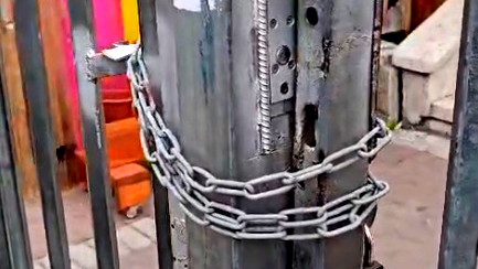 لجنة أولياء أمور الطلاب في المدرسة الابتدائية بالبعنة تغلق بوابة المدرسة بالسلاسل لمنع دخول المعلمين والمدير تنفيذًا للإضراب الشامل