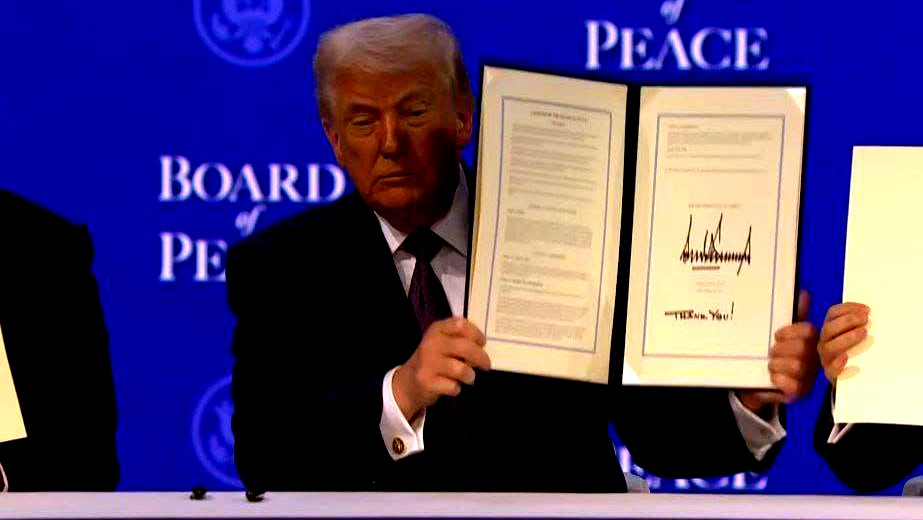 ترامب يوقع مع قادة الدول والمسؤولين على ميثاق إنشاء مجلس السلام: الشرق الأوسط يشهد واقعًا لم يظن أحد أنه ممكن