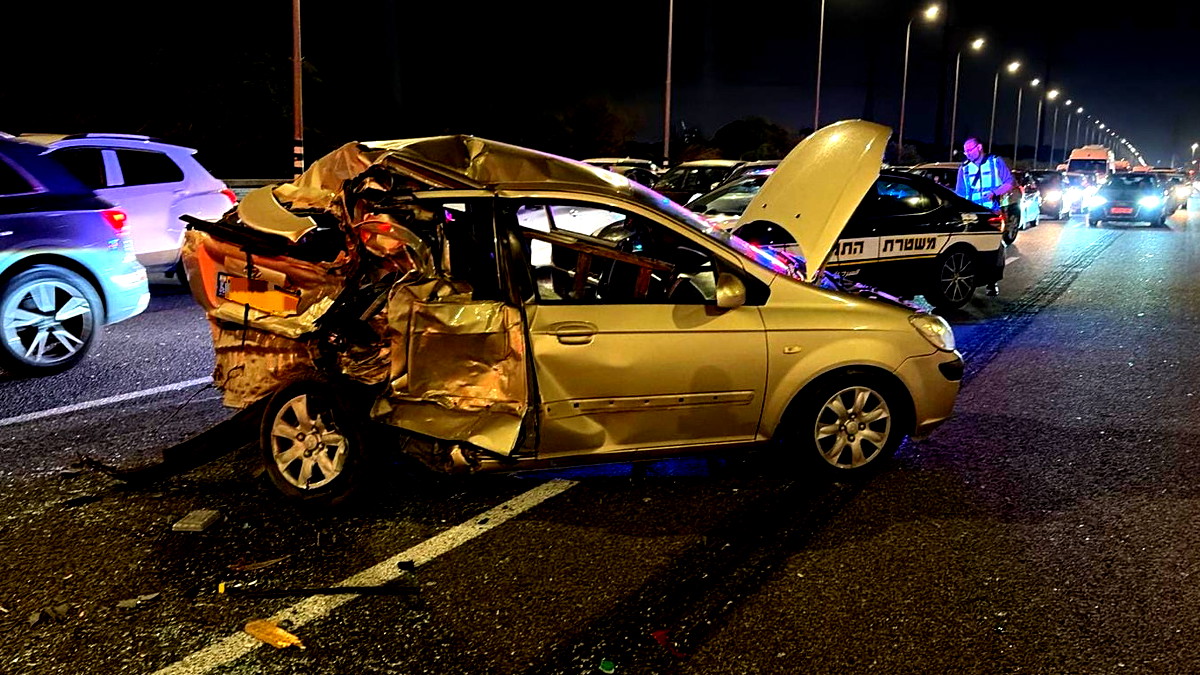 حادث طرق على شارع 4: إصابة 7 أشخاص بينهم شاب بحالة خطيرة