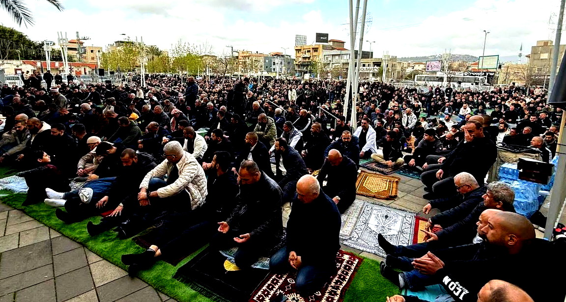 دعمًا للإضراب ورفضًا للجريمة: الآلاف يشاركون بصلاة الجمعة من امام ساحة بلدية سخنين