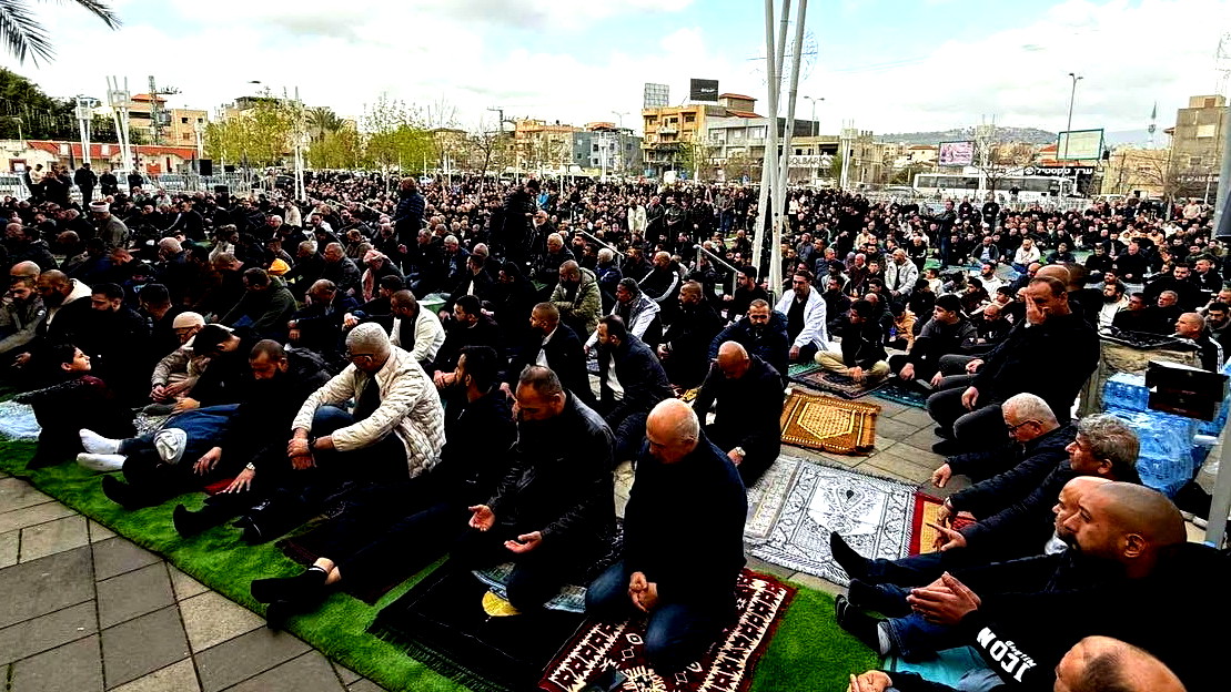 دعمًا للإضراب ورفضًا للجريمة: الآلاف يشاركون بصلاة الجمعة من امام ساحة بلدية سخنين