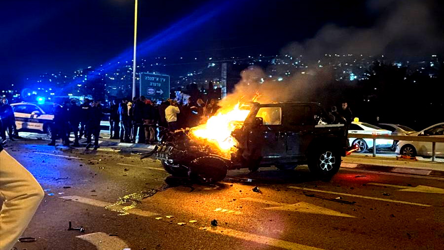إصابة 3 أشخاص بجراح متوسطة وطفيفة جراء انفجار سيارة على شارع 65 قرب عرعرة 