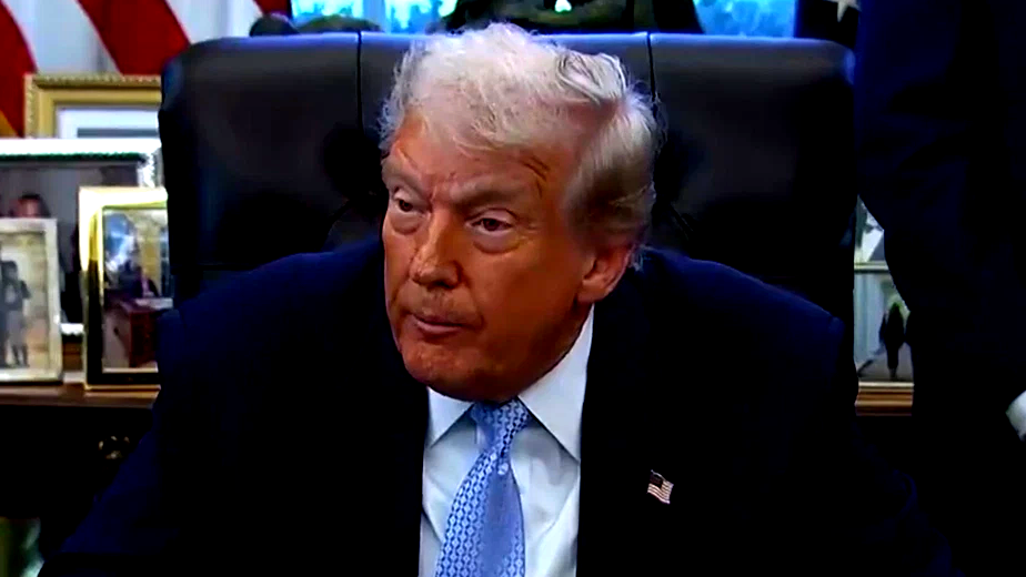 ترامب يعلن تحركات عسكرية واسعة قرب إيران ويحذر من رد أميركي "قاسٍ"