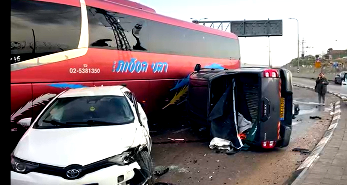 منطقة القدس: 3 مصابين إثر حادث سير بين حافلة ومركبتين على شارع 1 قرب مفرق زيتيم