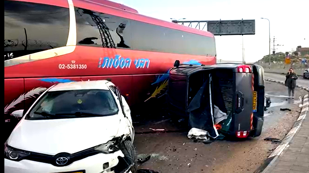 منطقة القدس: 3 مصابين إثر حادث سير بين حافلة ومركبتين على شارع 1 قرب مفرق زيتيم