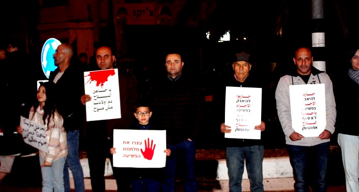 "دم أولادنا مش رخيص".. سخنين تضيء شموع الغضب والأمل في وقفة حاشدة