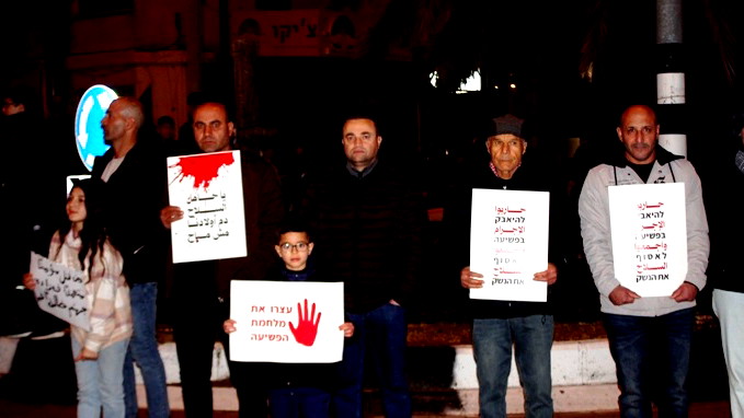 "دم أولادنا مش رخيص".. سخنين تضيء شموع الغضب والأمل في وقفة حاشدة