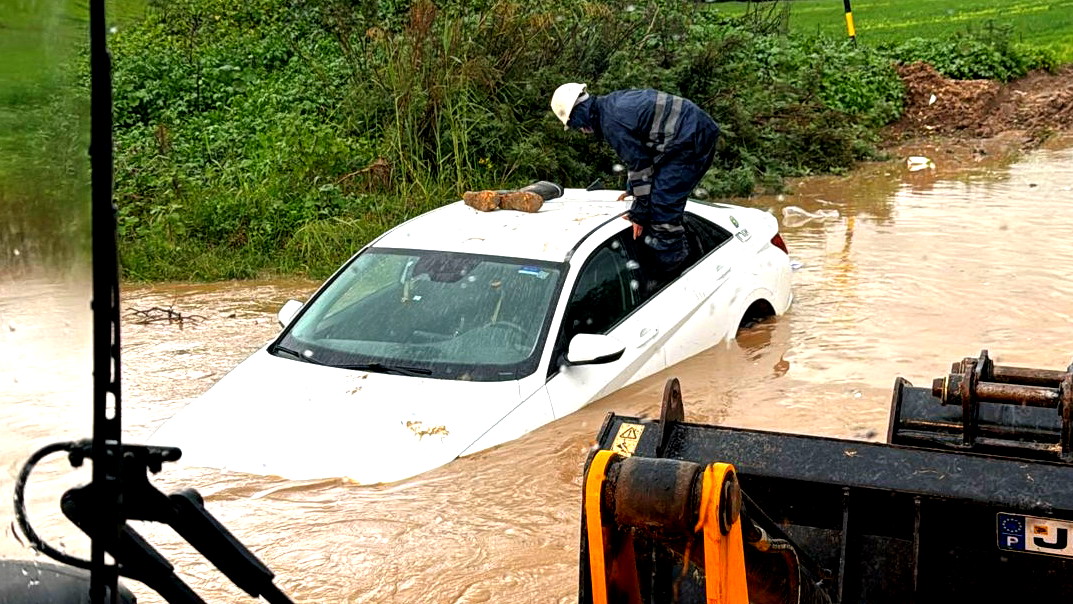  قلنسوة: عملية إنقاذ عالقين جرّاء الأمطار الغزيرة والفيضانات