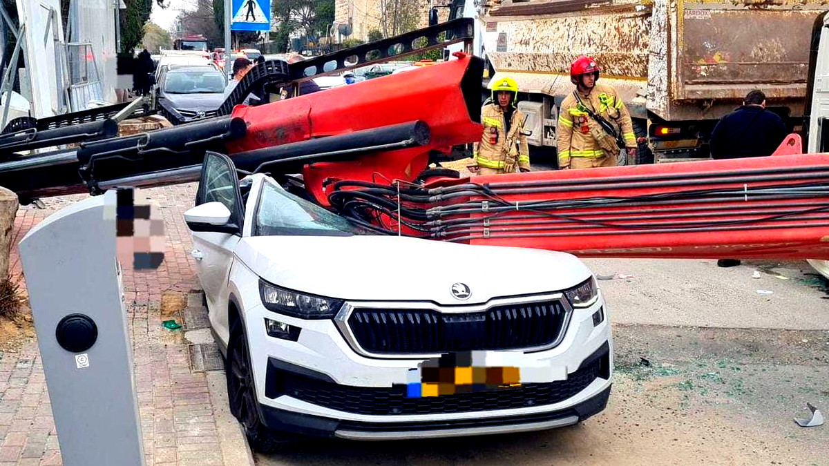 القدس - اصابة خطيرة لامرأة بحادث انقلاب شاحنة رافعة 