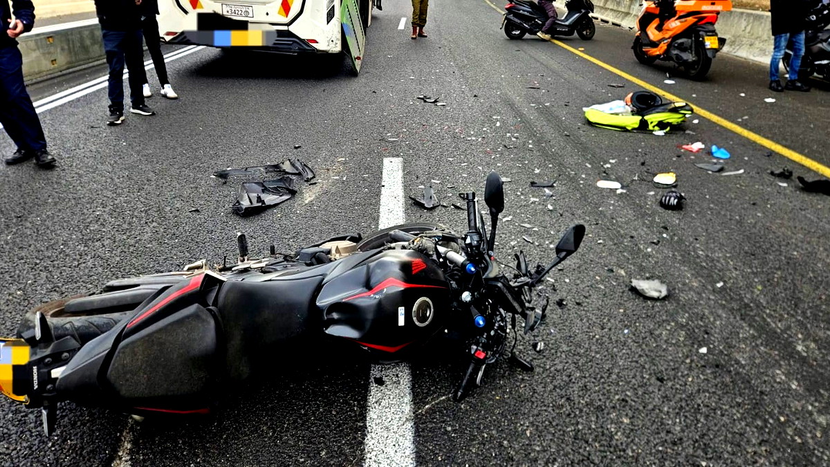 إصابة شاب بجراح خطيرة جراء حادث طرق بين دراجة نارية وحافة على شارع 20 في المركز