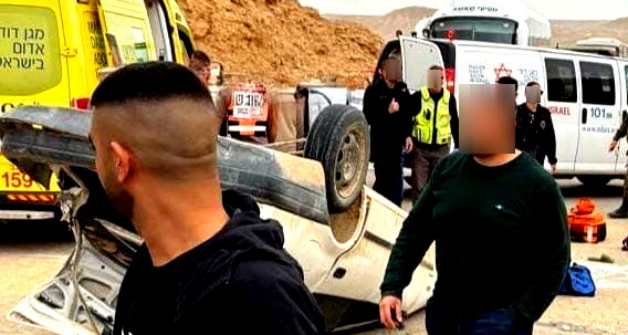 النقب: إصابة سيدة بجراح خطيرة جراء انقلاب سيارة على شارع 40