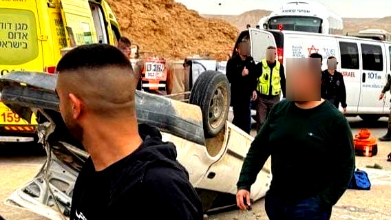 النقب: إصابة سيدة بجراح خطيرة جراء انقلاب سيارة على شارع 40