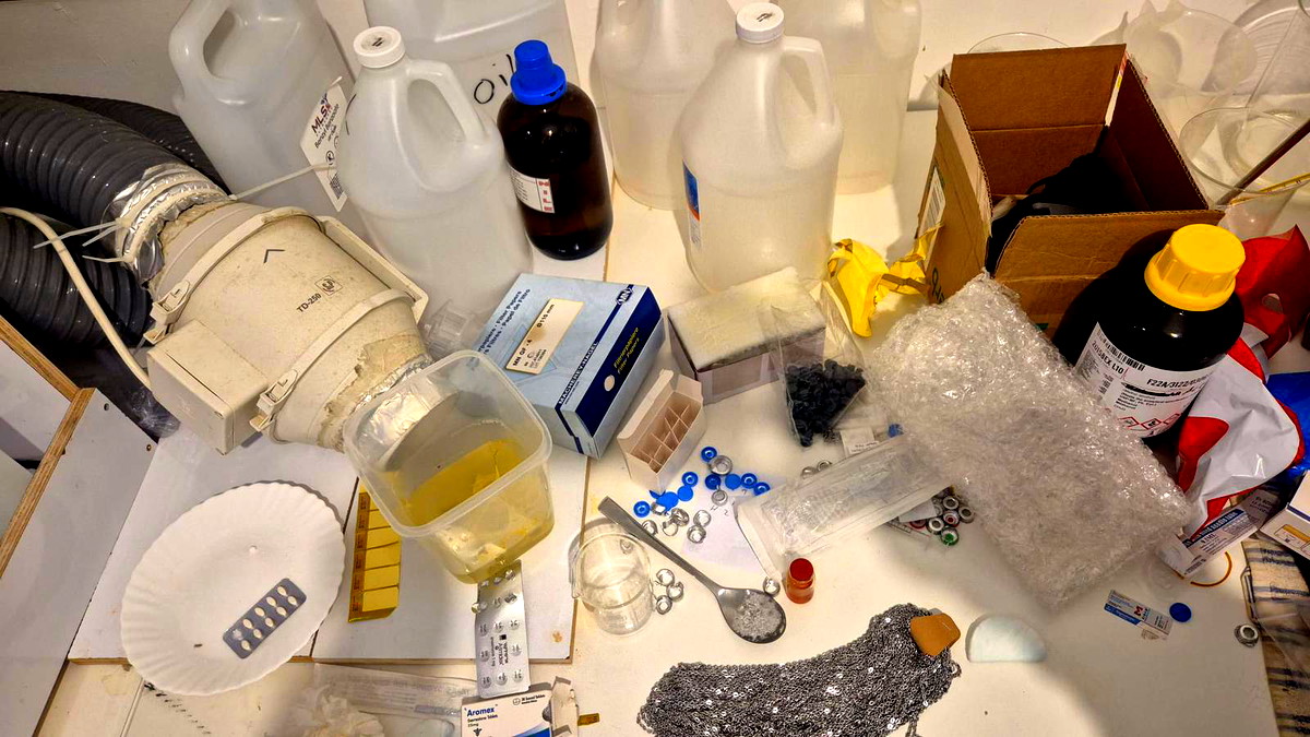 وزارة الصحة والشرطة: اعتقال شخصين بشبهة إنتاج وتوزيع أدوية خطيرة محظورة في الخضيرة