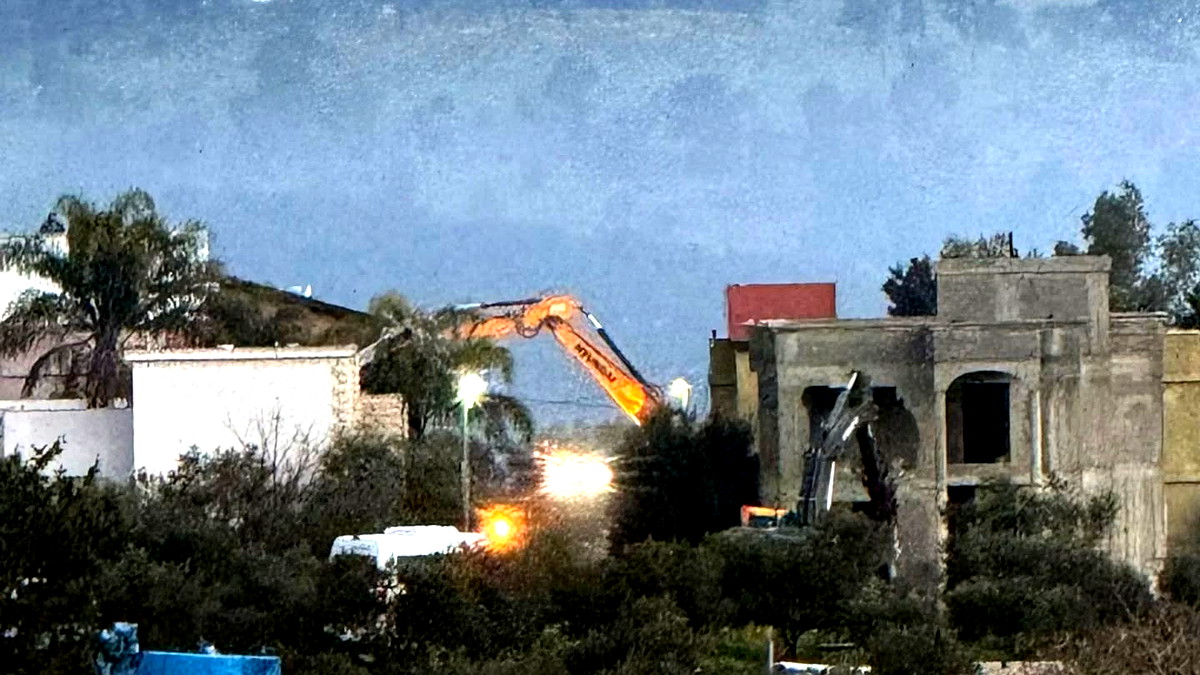 هدم منزل قيد الإنشاء وآخر مأهول لعائلة جواميس في الزرازير