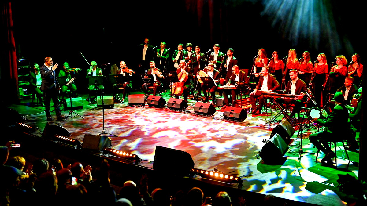 نجاح استثنائي لأمسية "زيتون بلادي" مع جوقة سراج في القصر الثقافي القرعاوي