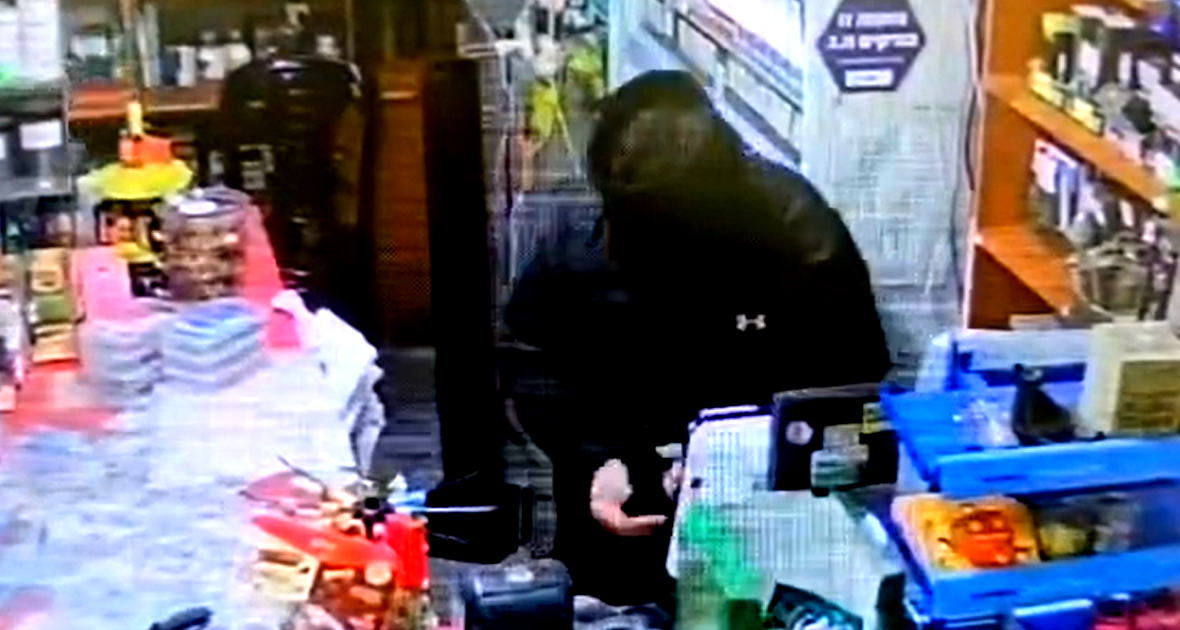 "أخرجي كل المال من الصندوق".. سطو مسلح في كريات شمونة واعتقال السارق (33 عامًا) 