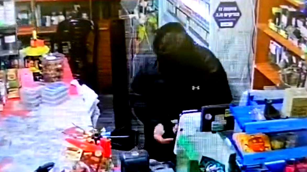 "أخرجي كل المال من الصندوق".. سطو مسلح في كريات شمونة واعتقال السارق (33 عامًا)