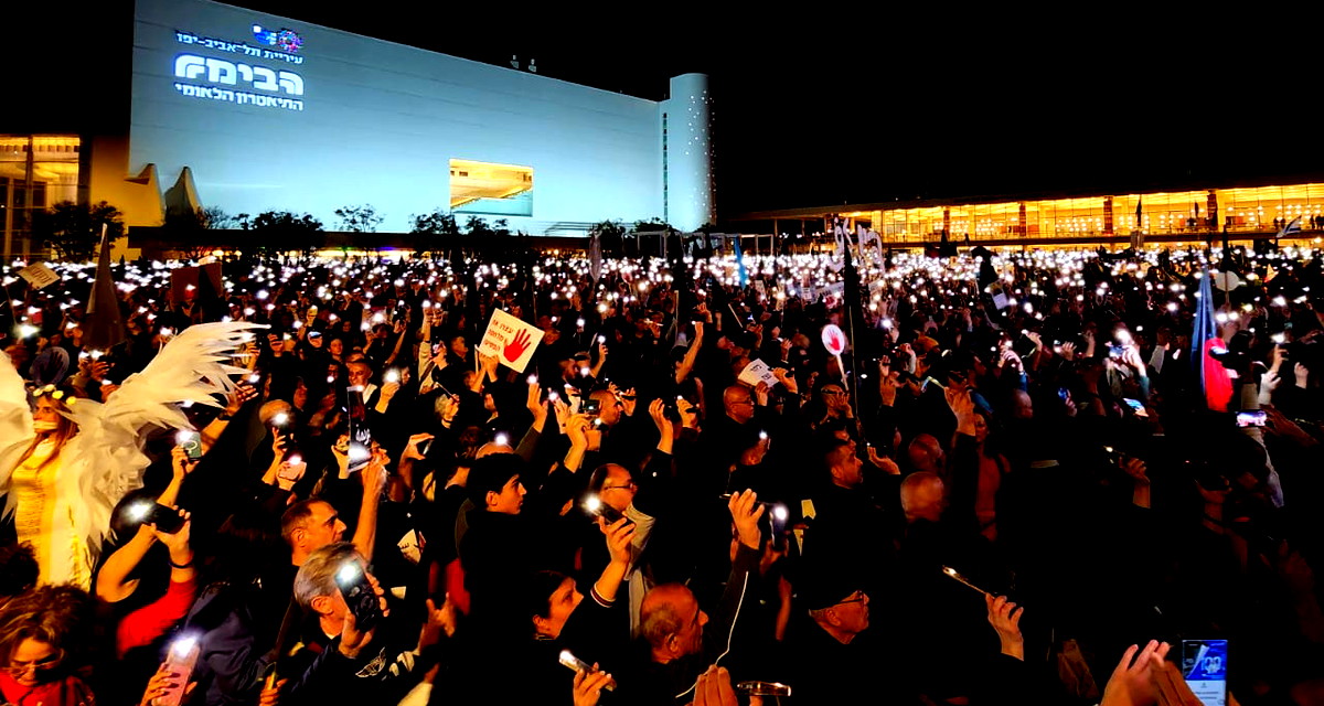 "مسيرة الرايات السوداء": أكثر من 70 ألف متظاهر في تل أبيب يرفعون شعار "كفى للعنف والجريمة"