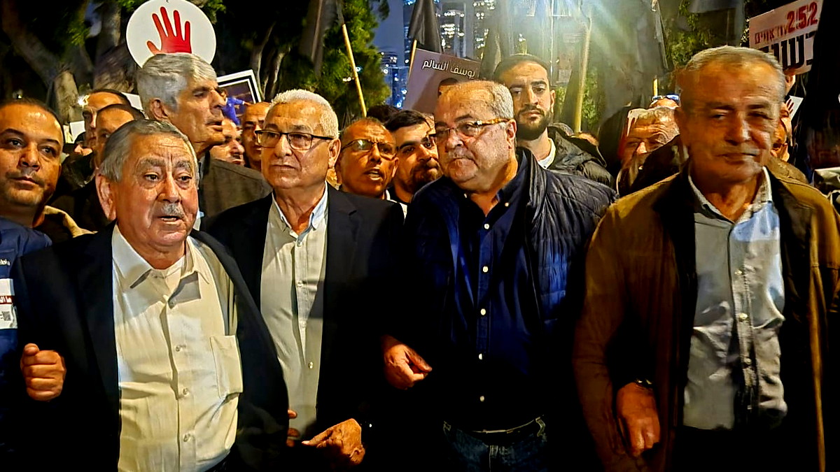 "ليلة تاريخية" في تل أبيب: أكثر من 70 ألف متظاهر يهتفون ضد الجريمة وتواطؤ الحكومة.. زحالقة: "لن نتراجع"