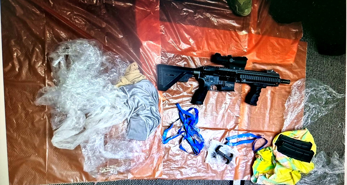  ضبط سلاح من نوع M16 ذخيرة ومعدات بيروتقنية خلال مداهمة نفّذها أفراد الشرطة في منزل بحي جبل المكبر  