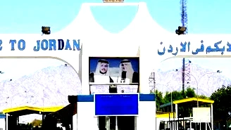 الطيبي وبن سعيد يطالبان بفتح معبر نهر الأردن أيام السبت وتمديد ساعات عمله