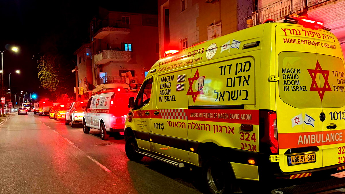 تل أبيب: إصابة خطيرة لمسن (78 عاماً) إثر استنشاق الدخان في حريق مبنى