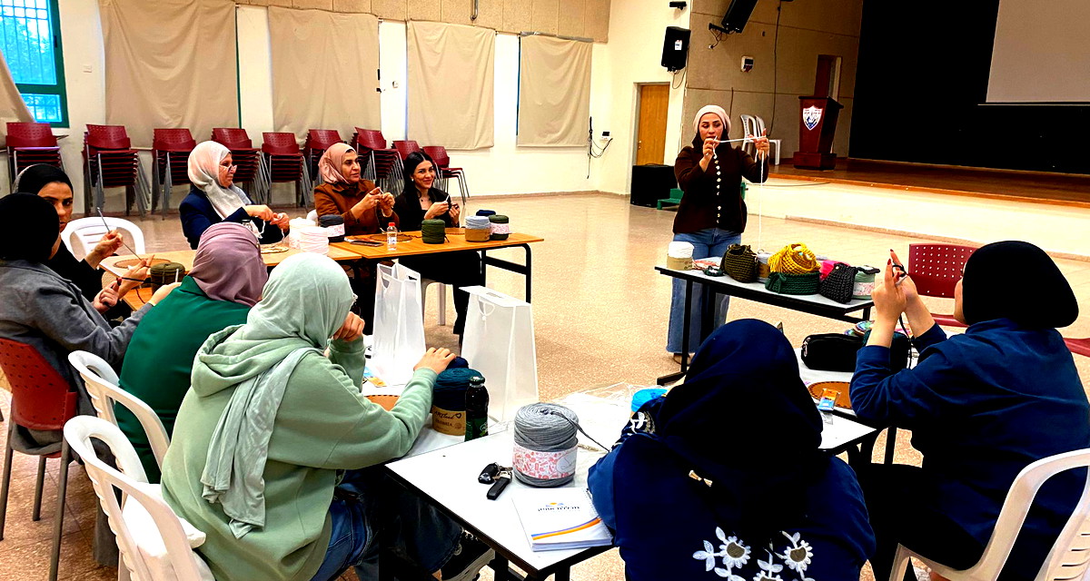 بلدية كفر قرع وقسم النهوض بشؤون المرأة تفتتحان دورة الحياكة والكروشيه 