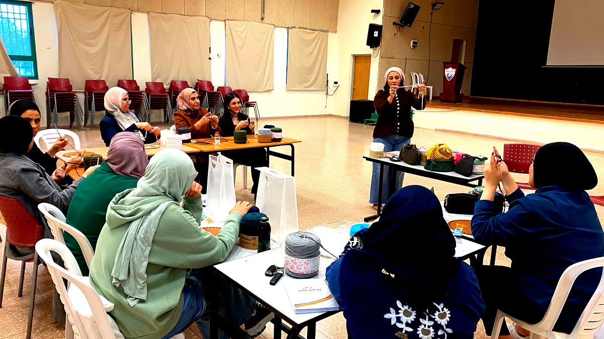 بلدية كفر قرع وقسم النهوض بشؤون المرأة تفتتحان دورة الحياكة والكروشيه