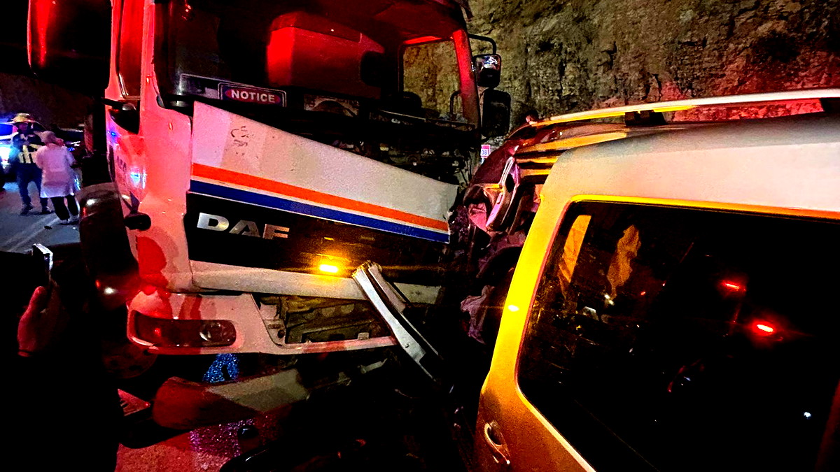 إصابة شخصين أحدهما بحالة خطيرة إثر حادث طرق بين 3 سيارات وشاحنة على شارع 60