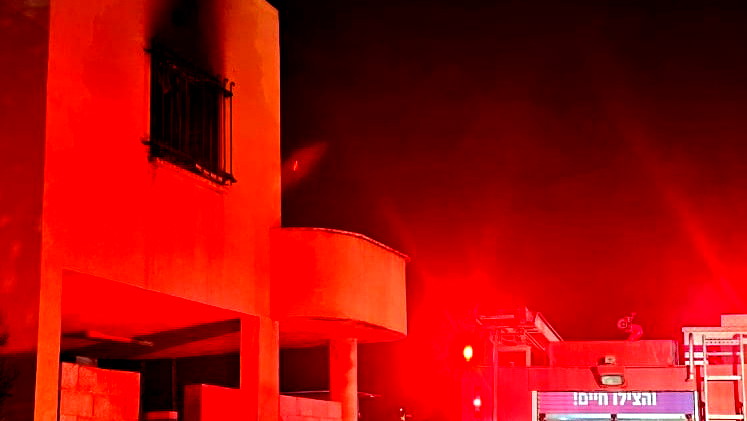 المغار: اندلاع حريق في منزل وإصابة طفيفة جراء استنشاق الدخان