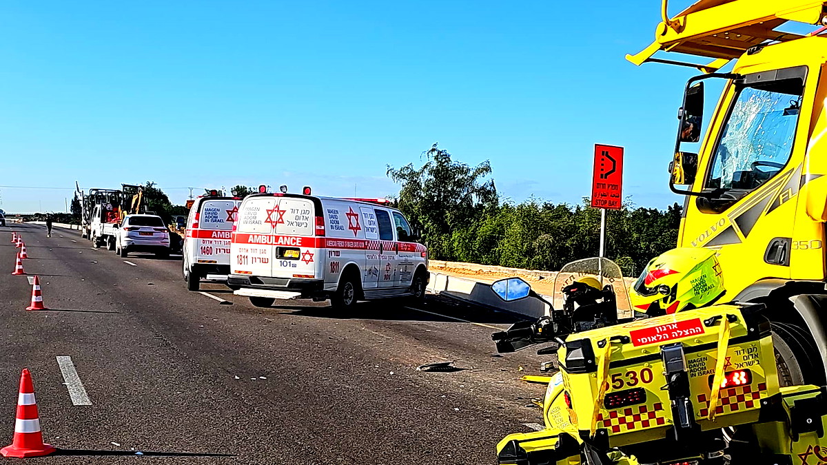 إصابة شخصين بجراح متوسطة جراء حادث طرق بين 3 شاحنات على شارع 6 قرب مفرق باقة الغربية