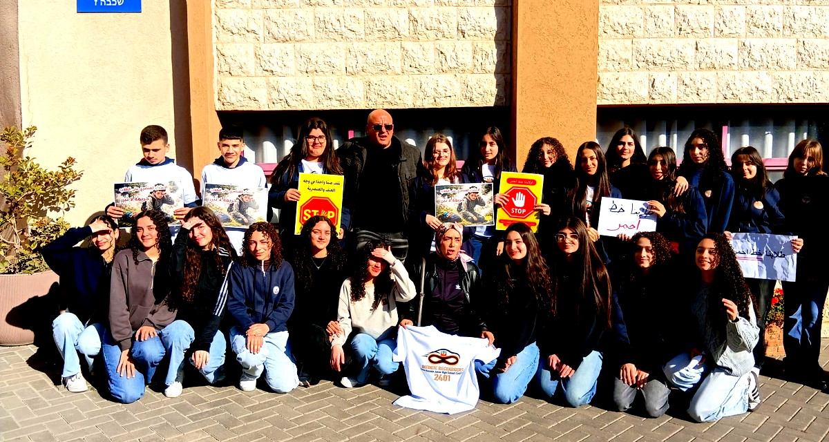 بعد الاعتداء العنصري: لجنة أولياء الأمور توزع الورود على طلاب مدرسة ابن خلدون في سخنين 