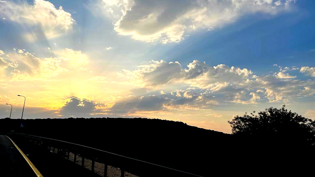 حالة الطقس: أجواء غائمة جزئيًا ويطرأ ارتفاع ملموس على درجات الحرارة