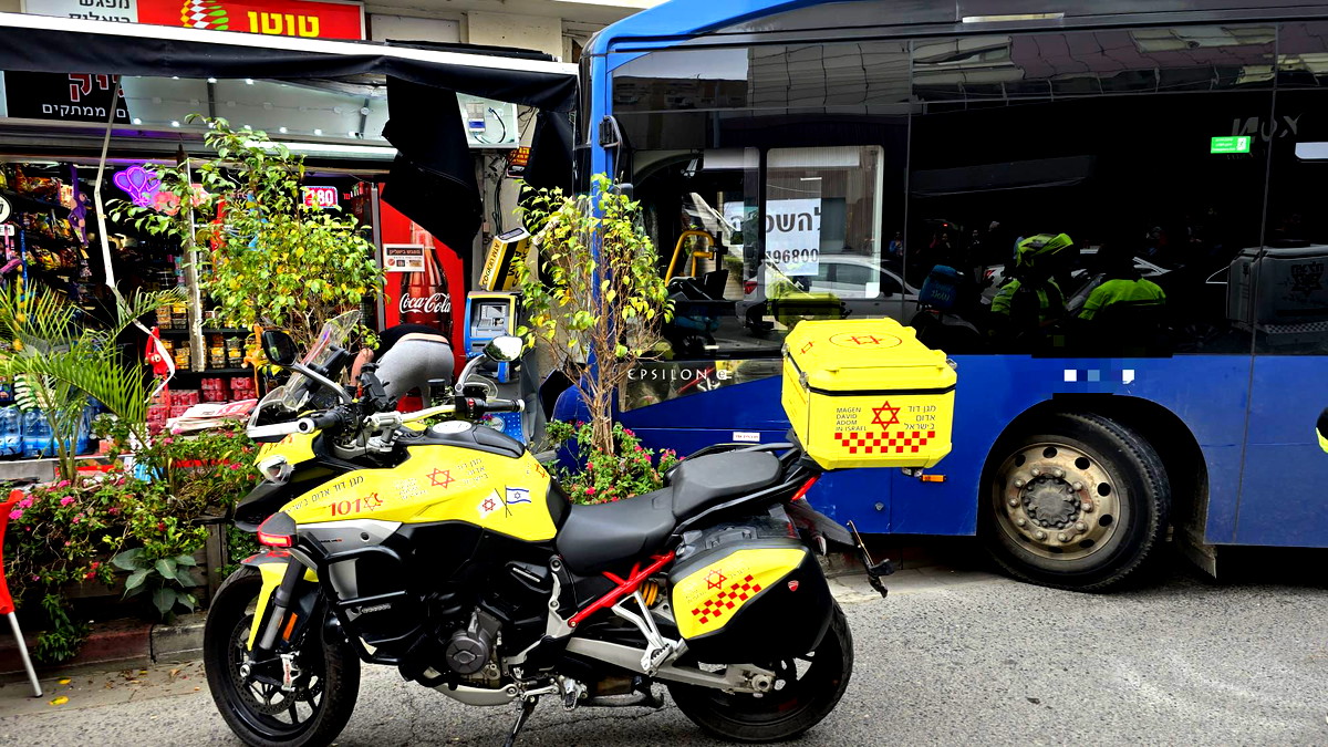 إصابة 11 شخصًا بينهم شابة بحالة حرجة جراء اصطدام حافلة بمحل تجاري في رمات غان