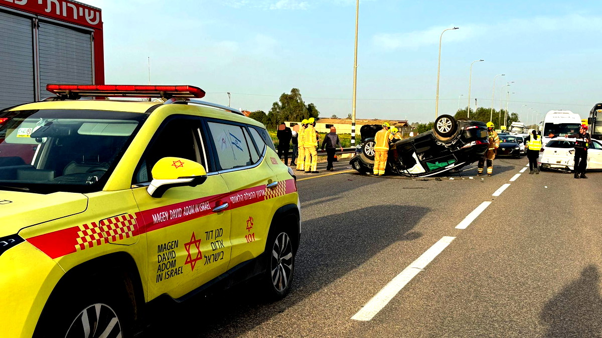النقب:مصرع طفل (5 سنوات) وعدة اصابات متفاوتة جراء حادث طرق بين 3 مركبات على شارع 241 