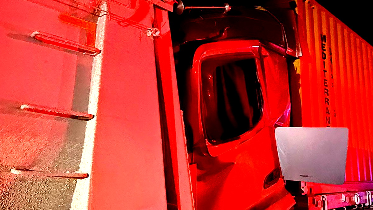 شارع 6: إصابة شاب بجراح متوسطة في اصطدام بين شاحنتين