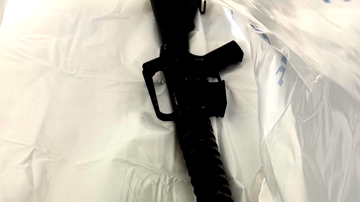 عرعرة النقب: اعتقال قاصرين وضبط بندقية (M-16) مخبأة في "حفرة" تحت مركبة