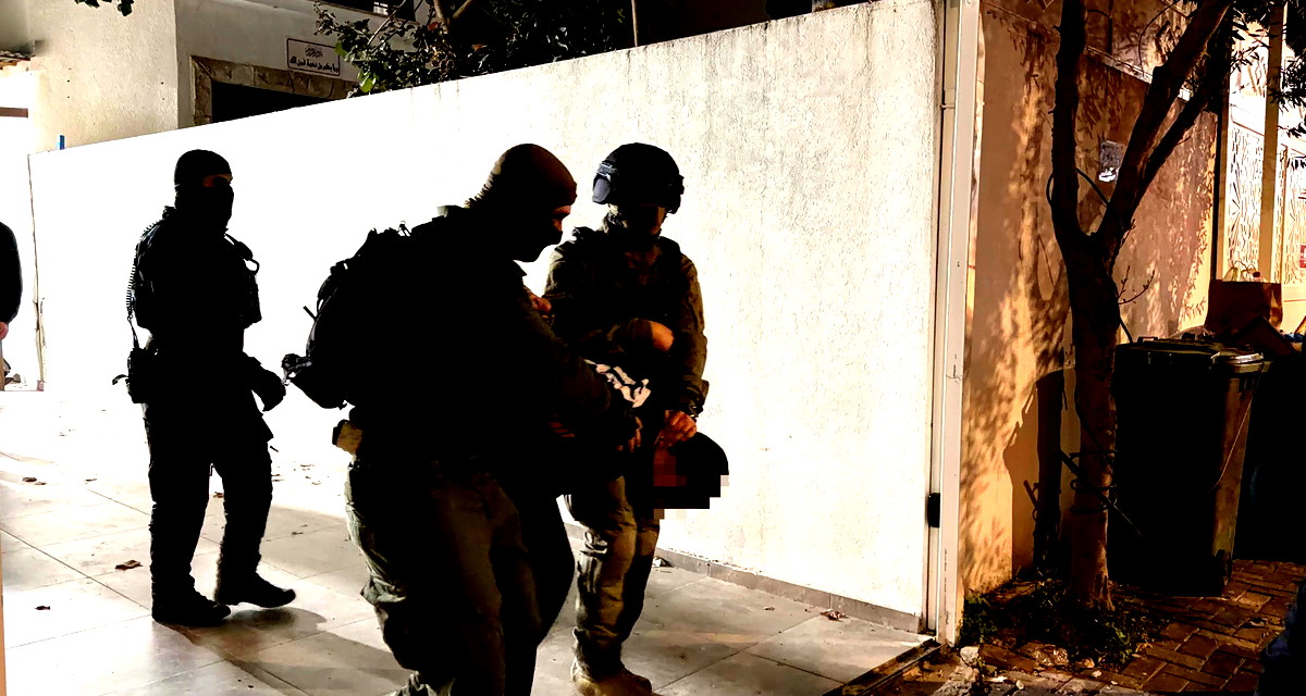 سلاح ومخدّرات خطيرة! إحالة خمسة شبّان للتحقيق عقب مداهمة شرطية لبلدَتيْ كفرقاسم وجلجولية