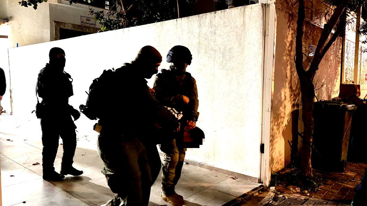 سلاح ومخدّرات خطيرة! إحالة خمسة شبّان للتحقيق عقب مداهمة شرطية لبلدَتيْ كفرقاسم وجلجولية