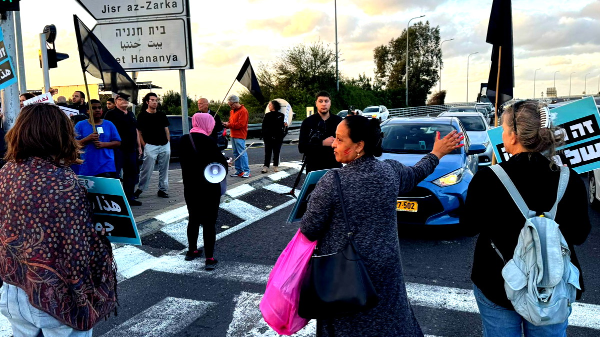 أيدٍ ملطخة بالأحمر وصور القتلى مرفوعة: المئات يتظاهرون في جسر الزرقاء ويوم التشويش القُطري مستمر 