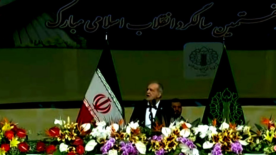 الرئيس الإيراني في الذكرى الـ47 للثورة: لا نسعى لامتلاك سلاح نووي ونركز على حل أزمات البلاد