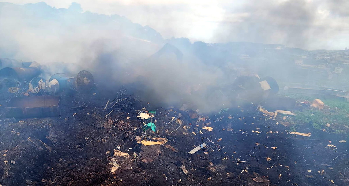 دالية الكرمل: حريق نفايات يمتد ويلحق أضرارًا بحظيرة أبقار