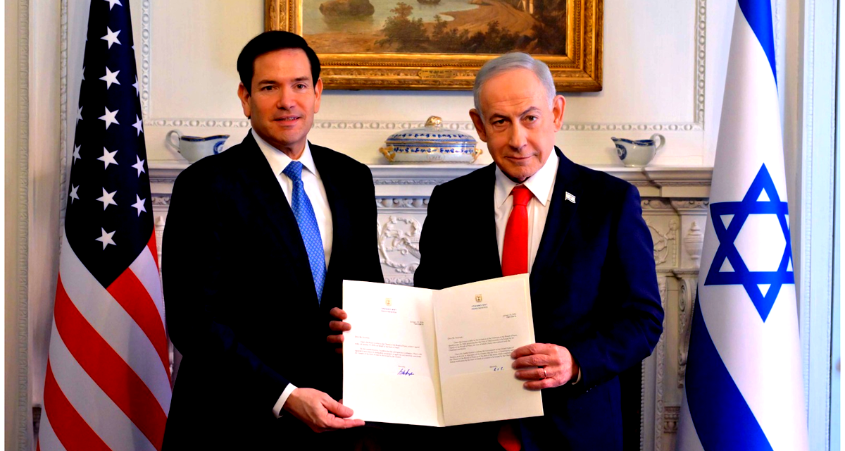 قبل لقائه مع ترامب: نتنياهو يوقع على عضويته في "مجلس السلام" 