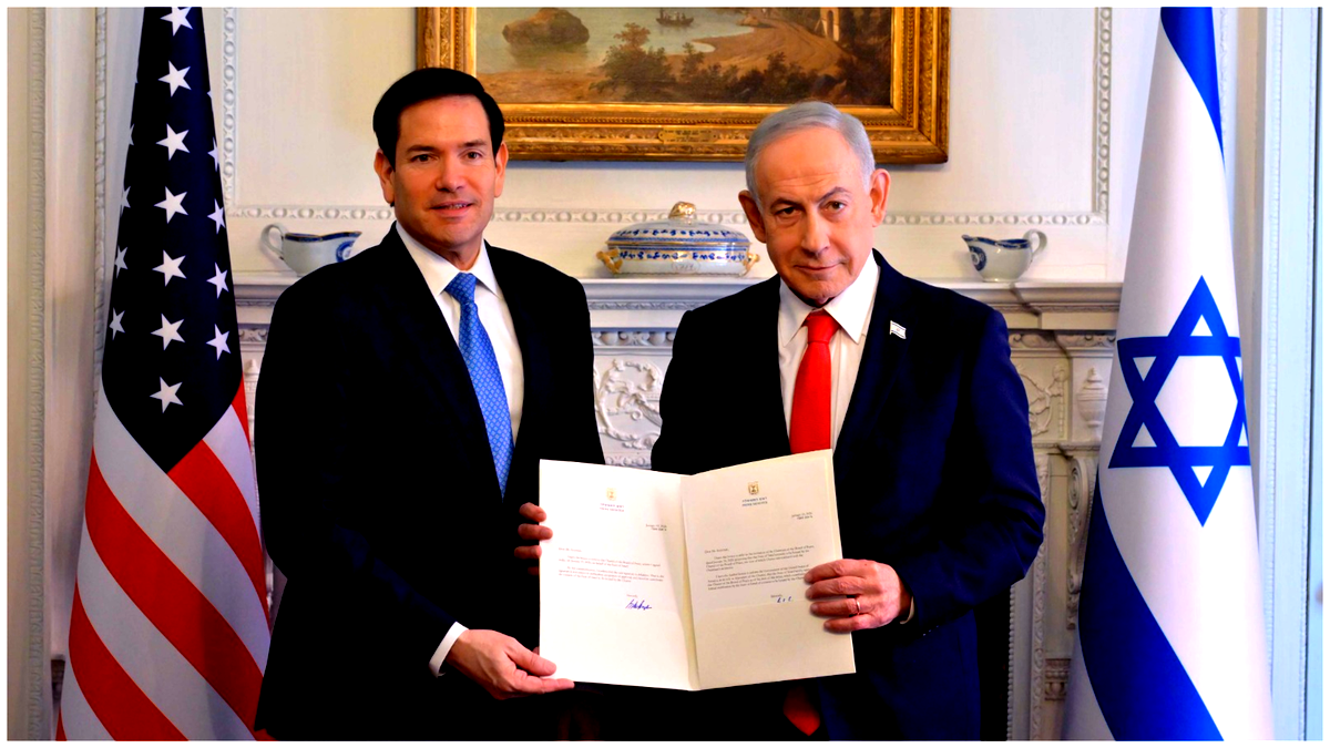 قبل لقائه مع ترامب: نتنياهو يوقع على عضويته في "مجلس السلام"