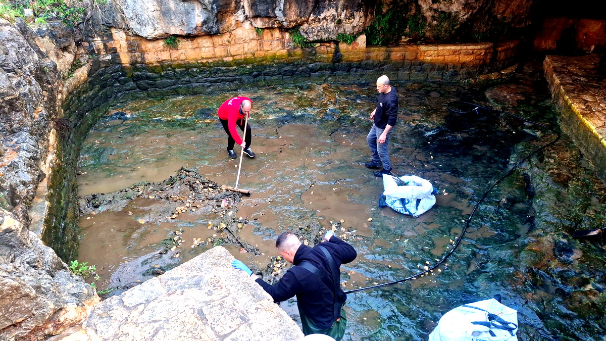 استعدادًا لشهر رمضان المبارك: فريق المتطوعين السخنيني يبادر إلى ترميم وتنظيف عين سخنين التاريخية