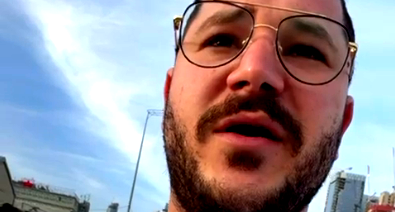 ممرض من سخنين يعرقل السير في تل ابيب احتجاجًا على تصاعد العنف: “بكفي قتل”