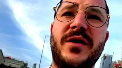 ممرض من سخنين يعرقل السير في تل ابيب احتجاجًا على تصاعد العنف: “بكفي قتل”