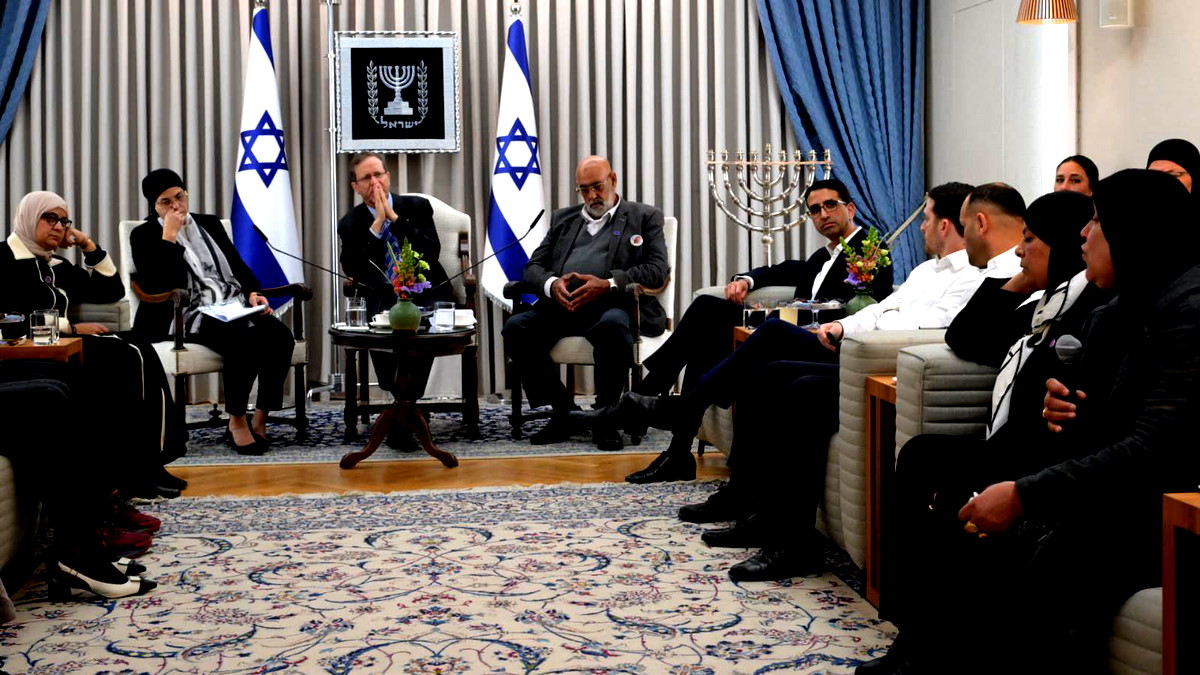 منتدى عائلات ضحايا جرائم القتل يلتقي برئيس الدولة هرتسوغ ويعرض مطالب فورية إعلان حالة طوارئ